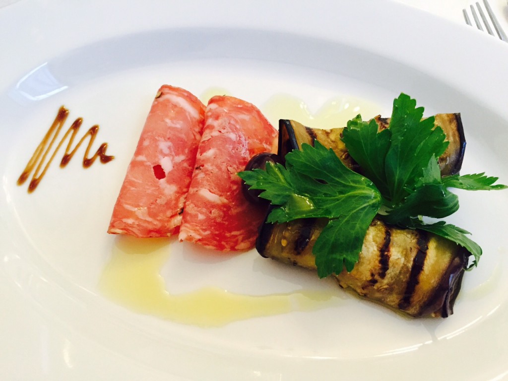 Grillede aubergine med mozzarella og pestocreme - Salami Napoli, olivenolie og balsamico creme.