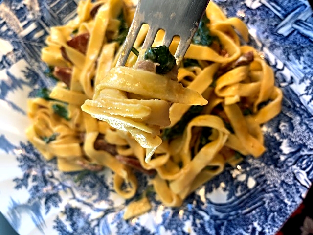 Cremet pasta med chorizo og spinat